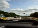 �ngstlicher Oberklasse-Fahrer braucht zwei Fahrspuren