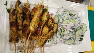 Brochettes de pechuga al curry en pan plano con salsa de yogur