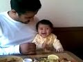 موقف طريف للوله السغيره في المطعم بدل تبكي قاعده تضحك مع ابوها