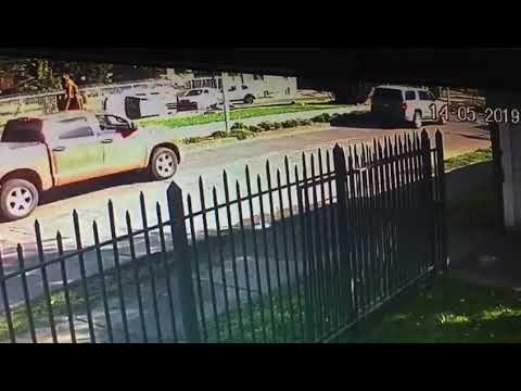 Chile: Cámara de seguridad registra momento en que automóvil atropella a dos policías (VIDEO)