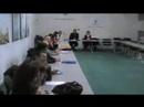 Elle revient dans la salle du conseil... Elle revient dans la salle du conseil...