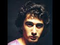 il m'aura fallu faucher les bl�s
apprendre � manier la fourche
pour retrouver le vrai
faire table rase du pass�
la discorde qu'on a sem�
a la surface des regrets
n'a pas pris

le souffle coup�
la gorge irrit�e
je m'�poumonais
sans broncher

angora
montre-moi d'o� vient la vie
o� vont les vaisseaux maudits
angora
sois la soie, sois encore � moi...

les pluies acides d�charnent les sapins
j'y peux rien, j'y peux rien
coule la r�sine
s'agglutine le venin
j'crains plus la mandragore
j'crains plus mon destin
j'crains plus rien

le souffle coup�
la gorge irrit�e
je m'�poumonais
sans broncher

angora
montre-moi d'o� vient la vie
o� vont les vaisseaux maudits
angora
sois la soie, sois encore � moi...