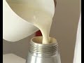 Recette en vidéo de L'atelier des Chefs Mille-feuille croustillant de tuiles dentelles au sésame, fruits rouges et crème vanillée. X 6 Personnes 30 Min ingrédients pour mille-feuille de tuiles dentelles au sésame aux fruits rouges Pour les tuiles :Beurre doux : 35 gramme(s) Farine de blé : 35 gramme(s) Graines de sésame blanches : 50 gramme(s) Sucre glace : 140 gramme(s) Jus d'orange : 5 centilitre(s) Pour la garniture : Cerise(s) : 100 gramme(s) Fraise(s) : 200 gramme(s) Framboise(s) fraîche(s) : 200 gramme(s) Pour l'émulsion : Crème liquide entière : 30 centilitre(s) Gousse(s) de vanille : 1 pièce(s) Sucre glace : 50 gramme(s) Recette : Mille-feuille de tuiles dentelles au sésame aux fruits rouges Pour les tuiles : Préchauffer le four à 200 °C. Mélanger le sucre glace, la farine, les graines de sésame, le jus de fruits et le beurre. Déposer ensuite des tas suffisamment espacés les uns des autres sur une plaque de cuisson, puis enfourner à 200 °C pendant 6 à 8 min (ATTENTION à la coloration, il est préférable de rester près du four lors de la cuisson). A la sortie, laisser reposer les tuiles pendant quelques minutes, puis les décoller et les réserver à plat. Pour le montage : Gratter l'intérieur de la gousse de vanille et mélanger les graines avec la crème liquide. Ajouter 50 g de sucre glace, puis placer le tout dans le siphon. Injecter une cartouche de gaz et garder au frais. Tailler les fruits en 2 ou en 4 selon leur taille. Monter le mille-feuille : sur une tuile <b>...</b>