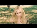 avril's b-side song i will be.
lyrics:
er is niets dat ik tegen jou kan zeggen
niets wat ik ooit kan doen om je te laten zien
wat je voor me betekend

al de pijn, de tranen die ik huilde
en toch, je hebt nooit vaarwel gezegd
en nu weet ik
hoe ver je zou gaan

ik weet dat ik je in de steek liet
maar dat is nu niet meer zo
deze keer zal ik je nooit meer laten gaan

ik zal alles zijn, wat je maar wilt
en mezelf bijeen rapen
want jij houdt me bij elkaar
heel m'n leven
zal ik bij jou zijn, voor altijd
om je erdoorheen te helpen
en alles goed te maken

ik dacht dat ik alles had
wist niet wat het leven kan brengen
maar nu zie ik het
echt waar

jij bent het enige waar ik zeker van ben
de enige die ik binnen laat
ik kan nou ademen
want je bent hier, bij mij

en als ik je in de steek laat
zal ik het omdraaien
want ik zal je nooit meer laten gaan

ik zal alles zijn, wat je dan ook maar wilt
en mezelf bijeen rapen
want jij houdt me bij elkaar
heel m'n leven
zal ik bij jou zijn, voor altijd
om je erdoorheen te helpen
en alles weer goed te maken

want zonder jou
kan ik niet slapen
ik laat je nooit, nooit meer gaan
je bent alles wat ik heb
je bent alles wat ik wil
yeah

en zonder jou weet ik niet wat ik zou doen
ik kan geen dag zonder jou hier leven
bij mij
zie je het?
je bent alles wat ik nodig heb

ik zal alles zijn, wat je maar wilt
en mezelf bijeen rapen
want jij houdt me bij elkaar
heel m'n leven
zal ik bij jou zijn, voor altijd
om je erdoorheen te helpen
en alles weer goed te maken

ik zal alles zijn, wat je dan ook maar wilt
en mezelf bijeen rapen
want jij houdt me bij elkaar
heel m'n leven
zal ik bij jou zijn, voor altijd
om je erdoorheen te helpen
en alles weer goed te maken