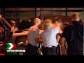 In den späten Abendstunden ist es in Langenfeld zu einem Drama auf offener Strasse gekommen. Weil sie sich vor einiger Zeit von ihm trennte, lauerte ein 26-jähriger Mann seiner 23-jährigen Exfreundin auf, und gab mehrere Schüsse auf sie ab, als sie das Haus verließ. Als der Vater der 23- jährigen die Schüsse hörte, wollte auch er auf die Strasse eilen und wurde ebenfalls von dem 26- jährigen Mann angeschossen. Der 53-jährige blieb schwerst verletzt am Boden liegen. Schließlich richtete der Täter die Waffe gegen sich selbst und erschoss sich. Als Angehörige des Täters von dem Sachverhalt erfuhren, eilten sie zum Tatort und durchbrachen die Polizeiabsperrungen. Es mussten einige Personen festgenommen werden, um die Ermittlungen am Tatort nicht zu gefährden.