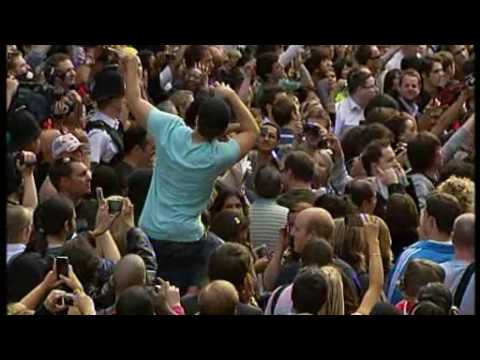 Mass flashmob sing Thriller in tribute to Michael Jackson Video