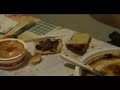 americano ciccione mangia un panino schifoso