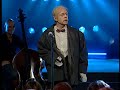 Trond-Viggo kler seg nok en gang ut som den gamle mannen og går på scenen i Samfundet i Trondheim med sangen 