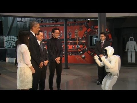 Barack Obama joue au foot avec un robot japonais - 24/04