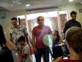 adeles family baby shower, boys play ballon game, try to tie shoes with ballon between legs.MPG