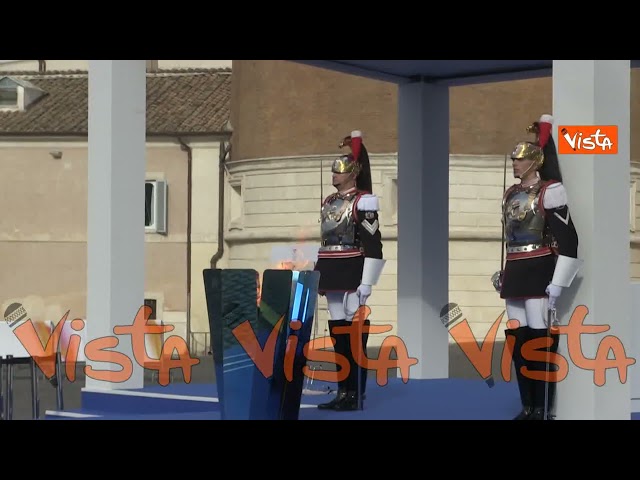 Milano Cortina 2026, il braciere olimpico acceso nella piazza del Quirinale