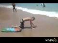 videos de Funny Fall at a beach / Caida Graciosa en la Playa