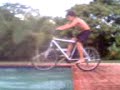 Se matando na piscina com bike 2