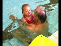 Chari lernt Schwimmen