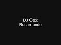 DJ Ötzi - ROSAMUNDEIch bin schon Tagen verliebt in RosamundeIch denke jede Stunde sie muss es erfahrenSeh' ich ihre Lippen mit dem frohen LachenMöcht' ich alles machen um sie mal zu küssenAber heut' bestimmt geh' ich zu ihrGründe hab ich ja genug dafürIch trete einfach vor sie hinund sag' ihr, wie verliebt ich binSagt sie dann noch nein, ist mir's egalDenn ich wart' nicht auf ein andermalIch nehm' sie einfach in den ArmUnd sage ihr mit meinem CharmeRosamunde, schenk mir dein Herz und sag jaRosamunde, frag' doch nicht erst die MamaRosamunde glaub mir auch ich bin dir treuDenn zur Stunde Rosamunde,Ist mein Herz g'rade noch freiSie lässt mich noch warten und lächelt nur von FerneIch wüsste nur zu gerne, wie Andere es machenVerborgen als Veilchen leb' ich in ihrer NäheDoch wenn ich sie sehe wart ich noch ein Weichen.Aber heut' bestimmt geh' ich zu ihrGründe hab ich ja genug dafürIch trete einfach vor sie hinund sag' ihr, wie verliebt ich binSagt sie dann noch nein, ist mir's egalDenn ich wart' nicht auf ein andermalIch nehm' sie einfach in den ArmUnd sage ihr mit meinem CharmeRosamunde, schenk mir dein Herz und sag jaRosamunde, frag' doch nicht erst die MamaRosamunde, glaub mir auch ich bin dir treuDenn zur Stunde Rosamunde,Ist mein Herz g'rade noch freiRosamunde, schenk mir dein Herz und sag jaRosamunde, frag doch nicht erst die MamaRosamunde, glaub mir auch ich bin dir treuDenn zur Stunde Rosamunde,Ist mein Herz g'rade noch frei