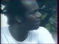 la finale du saut en longueur dans le stade olympique de mexico eut lieu le 18 octobre 1968, sous la menace d'un climat orageux et apr�s une soir�e durant laquelle bob beamon avoua avoir tent� d'oublier dans l'alcool ses soucis personnels et le contexte pesant entourant les athl�tes noirs am�ricains apr�s le geste effectu� la veille sur le podium du 200m par john carlos et tommie smith. bob beamon, dossard num�ro 254 fut le premier finaliste � s'�lancer, � 15h45, sous les yeux inquiets des seize autres concurrents.

le premier essai de beamon, un envol en double ciseau au regroupement parfait, suspendit le temps pour les spectateurs du stade olympique. beamon avait atterri au-del� des limites mesurables ! s�rs d'une planche parfaite, et donc de l'exploit, les juges durent recourir � un m�tre � bande m�tallique, avant d'annoncer le nouveau record du monde : 8,90m, soit 55cm de plus que le pr�c�dent record. � peine commenc�, apr�s le premier bond du premier concurrent, le concours olympique des jeux de mexico �tait d�j� termin�...