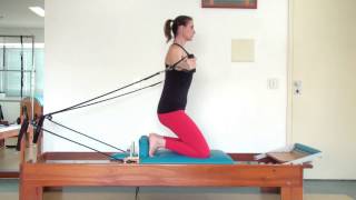 Círculos de Braços com Fortalecimento de Quadríceps no Reformer