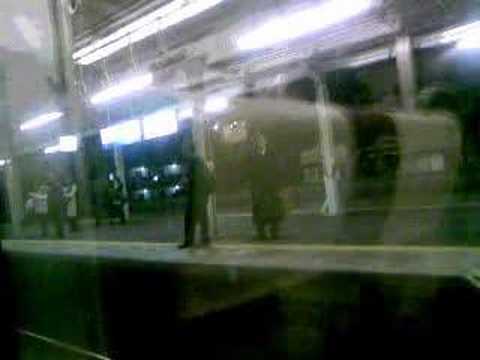 夜の山科駅＋湖西線113系湘南色普通電車停車中