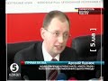Для тех, кто не понимает - объясняет по-русски.