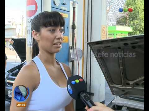 Polémica por mujeres que venden gasolina vistiendo ropa escolar