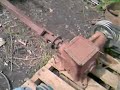 la g�n�ratrice est entrain�e par le moteur du tracteur, via le cardan et le renvoi d'angle.
lorsque l'on abaisse le r�gime du moteur, le d�bit de la g�n� cesse brusquement : le rem�de sera l'adjonction de quelques k.var suppl�mentaires.
prochaine �tape : confection d'un chassis 