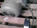 la g�n�ratrice est entrain�e par le moteur du tracteur, via le cardan et le renvoi d'angle.
lorsque l'on abaisse le r�gime du moteur, le d�bit de la g�n� cesse brusquement : le rem�de sera l'adjonction de quelques k.var suppl�mentaires.
prochaine �tape : confection d'un chassis 