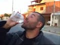 olha o galo ai de novo!!ele bebe mais diz que naum fica ruim naum,shuashuashua