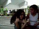 Ana e Alice no bancao branco Ana e Alice no bancao branco