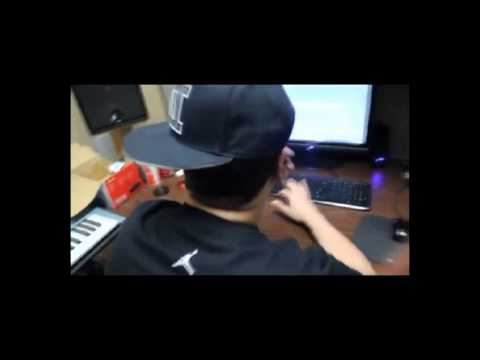 Farruko Grabando Nuevo Tema En El Estudio -