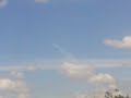 Chemtrails vertidos por aviones entre c�mulos nubosos.