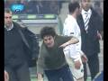 videos de Player tackles a streaker and gets the red card!(Greek Supergleague Bastia vs Streaker!)
