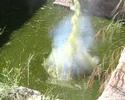 TNT dinamite - explosi� en una bassa slow motion