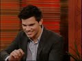 Taylor Lautner firmando autografos.