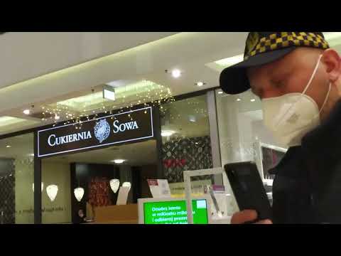 Mężczyzna wyjaśnia policji że maski są nielegalne