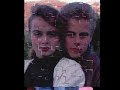 Är från filmen  Inga kan älska som  vi. gruppen som spelar heter Grace å är underbar! Är säkeret många som ha sett filmen åxå  en drama film om en 17åring  tjej som inte ha träffat sin  pappa, sen blir de ju i slut ändan att hon gör det o plus träffa sin underbara älskare... filmen  är inte baraen  drama film finns lite  sensuerad i film med!Lyssna o njutSjälv har jag minne av denna låt som gör mej så varm i hela kroppen!