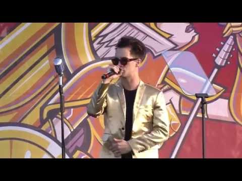 Brendon Urie opens the APMAs with Frank Sinatra's
