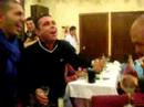 un sobrissimo ragazzo italiano festeggia il nuovo anno 