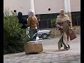 طفل يقوم ببيع المناديل امام مدرج شلبي بجامعه الزقازيق