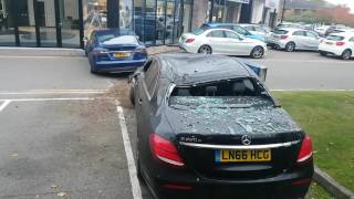 Nie ogarnął mocy i wbił się w salon! Tesla przelatuje po Mercedesie zatrzymując się na budynku!
