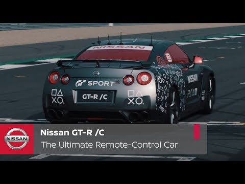 Un Nissan GT-R es conducido alta velocidad de forma remota en el Circuito de Silverstone