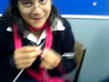 sara y anakaren tejiendo en el salon  de clases, esta divertido