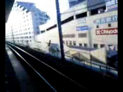 成瀬駅を下り線電車が発車するタイミング