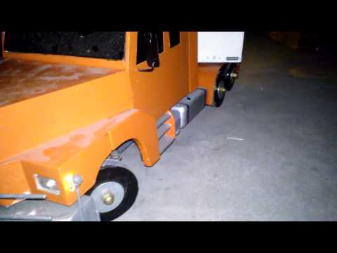 Camión de madera modelismo - Es lo mas parecido a escala que lo pude hacer con los materiales y maquinas que tengo. Tiene eje direccional en el semi y en el tractor, ejes que se levantan...