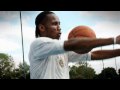 Drogba jogando basquete? Ele leva jeito?