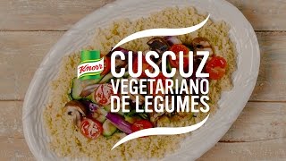 Coloque o cuscuz numa taça e adicione o Tempero 100% ingredientes de origem natural de legumes. Misture bem e de seguida adicione 1dl de água a ferver. Cubra com película aderente e deixe descansar por 5 minutos.
