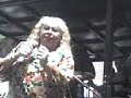 �sse video foi gravado na pra�a da s� sp,onde anastacia um mito do forro p� de serra canta a musica sabia com lino de fran�a na sanfona,  no fundo o famoso z� maria(agogo) a alegria dos rforrozeiros de sampa,logo apos janaina do bixo de p� canta pagode russo junto a anastacia..
nao da para se ouvir muito bem pois a grava�ao estava muito perto da caixa de som..mais vale apena ver pois sao tres pessoas muito importantes para cultura do forro anastacio o mito,lino mais um icone do forro e janaina nova mulher levantando a bandeira do forro p� de serra