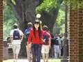 美国杜克大学校园内4月9号发生了支持西藏与支持中国的示威活动。中国女学生王千源希望搭起双方对话桥梁,后来受到恐吓