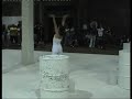 Performance di danza contemporanea su installazione 