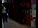 niño malo duende que se aparece en tienda