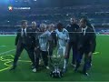 Raúl saca el capote en el Bernabeu para celebrar la liga 31